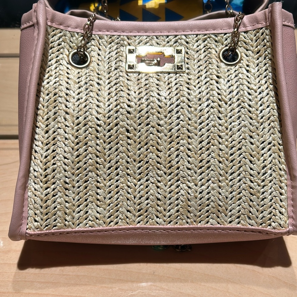 Twist Lock Contrast Binding Chain Straw Bag. Needs a quick wipe down inside.